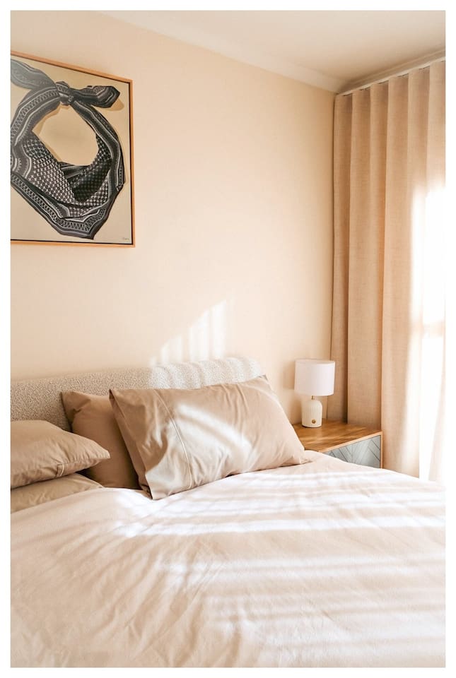 Holidays can be busy, and sometimes you may want to close the door and relax. Block-out blinds allow you to sleep in the middle of a sunny day, but equally there are beautiful views and light from morning to early afternoon here.