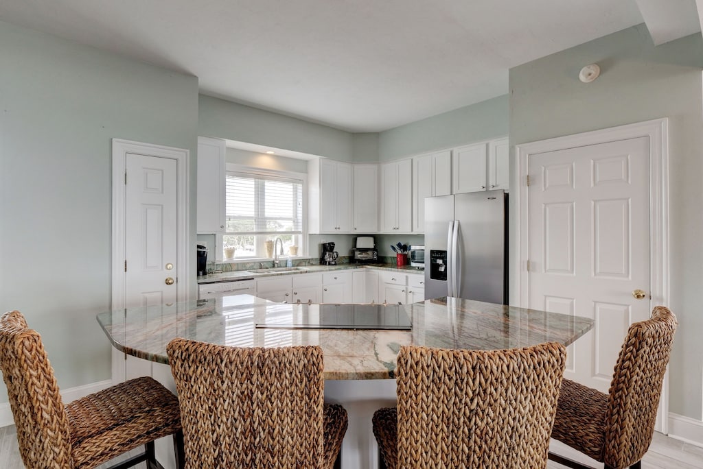 Sun - Seating for 4 at the island