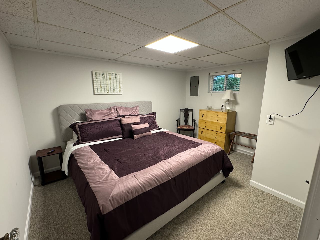 Master Bedroom w/TV and Roku provided. 