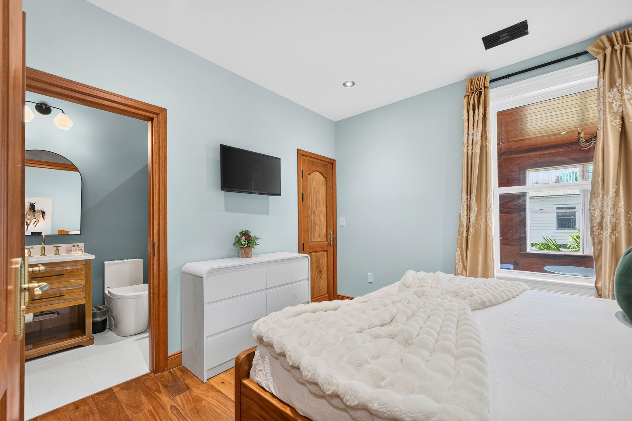 3rd Floor Bedroom 5, King Suite | Rosewood Retreat | 2605 Palm Blvd, Isle of Palms, SC | IOP Escapes