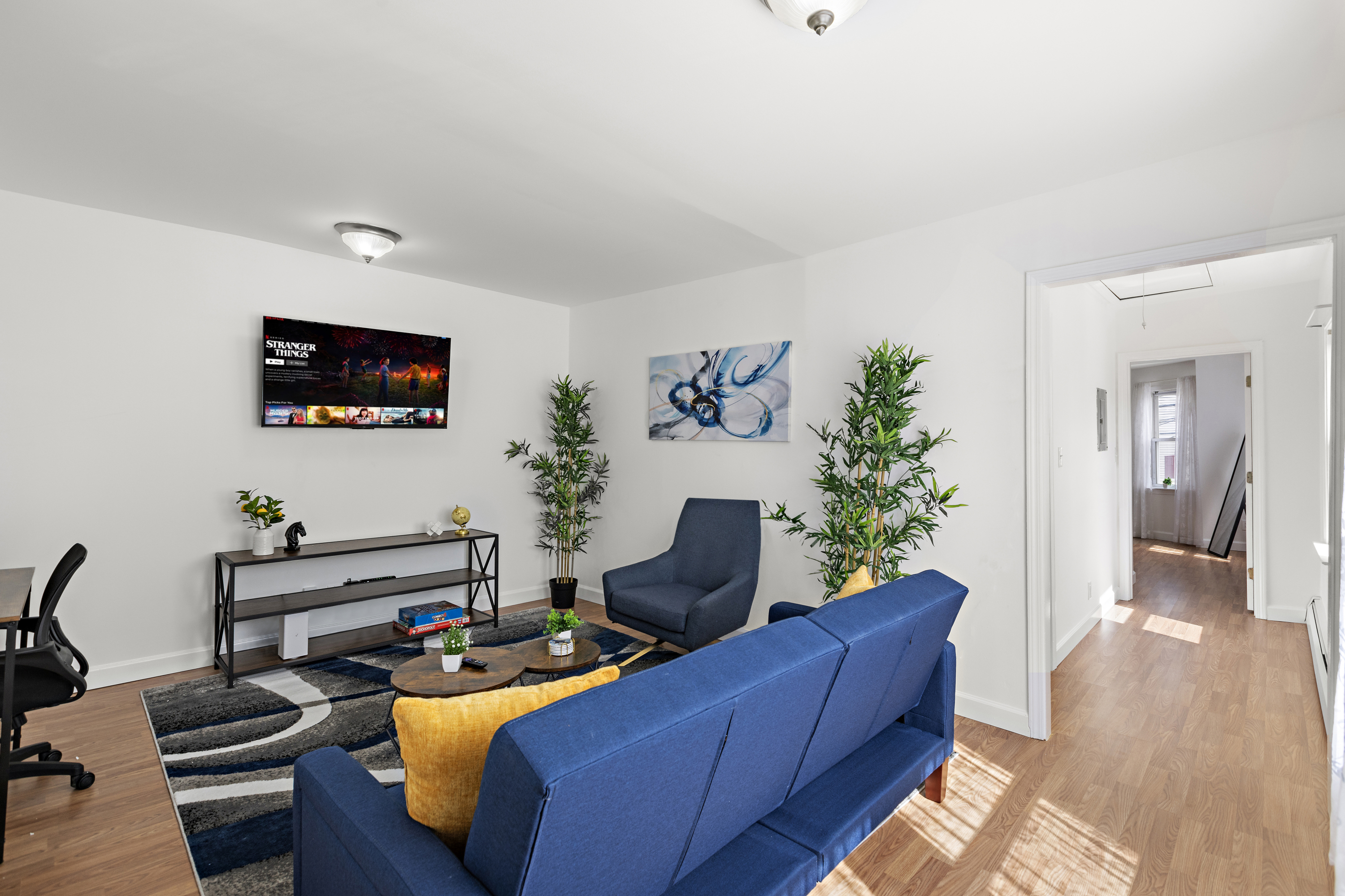 Comfortable Kitchen And Dining Area With Driveway Parking - Cozy Urban Haven - Bayonne, NJ