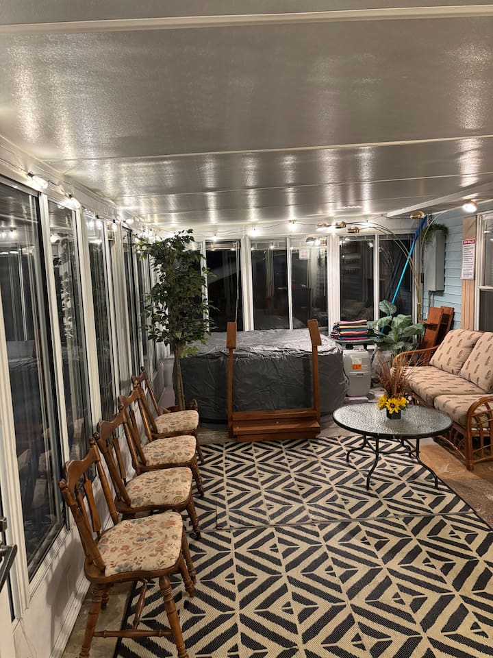 Plenty of seating available in sunroom. While someone soaks, the others can join the conversation!