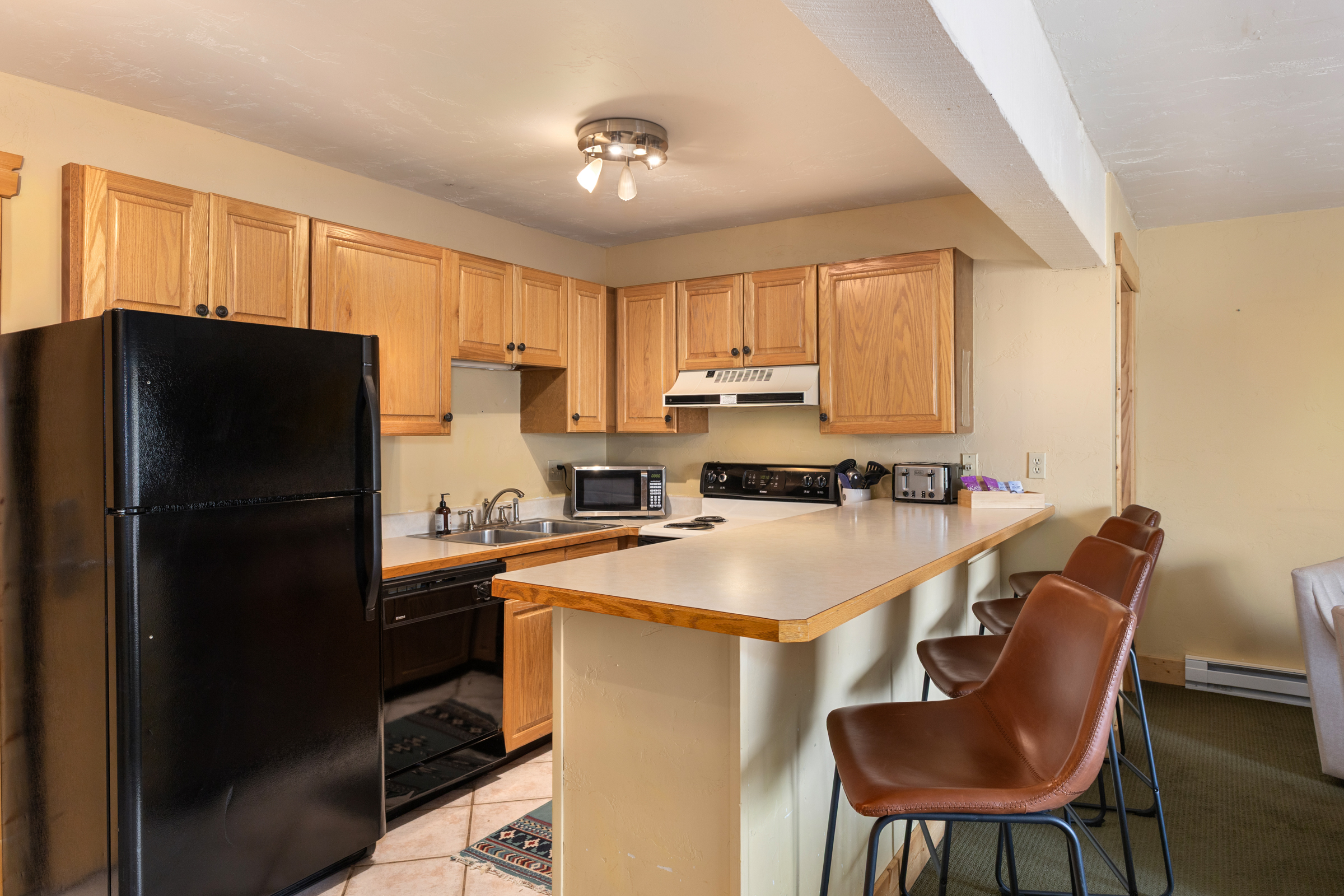 Kitchen | Refrigerator | Breakfast Bar
