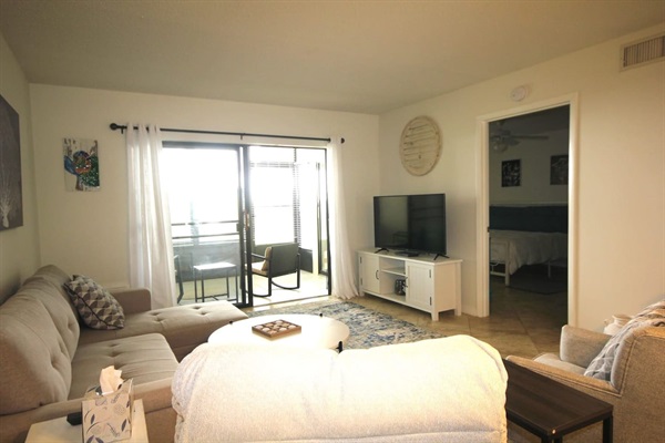 Living Room to Screened Lanai