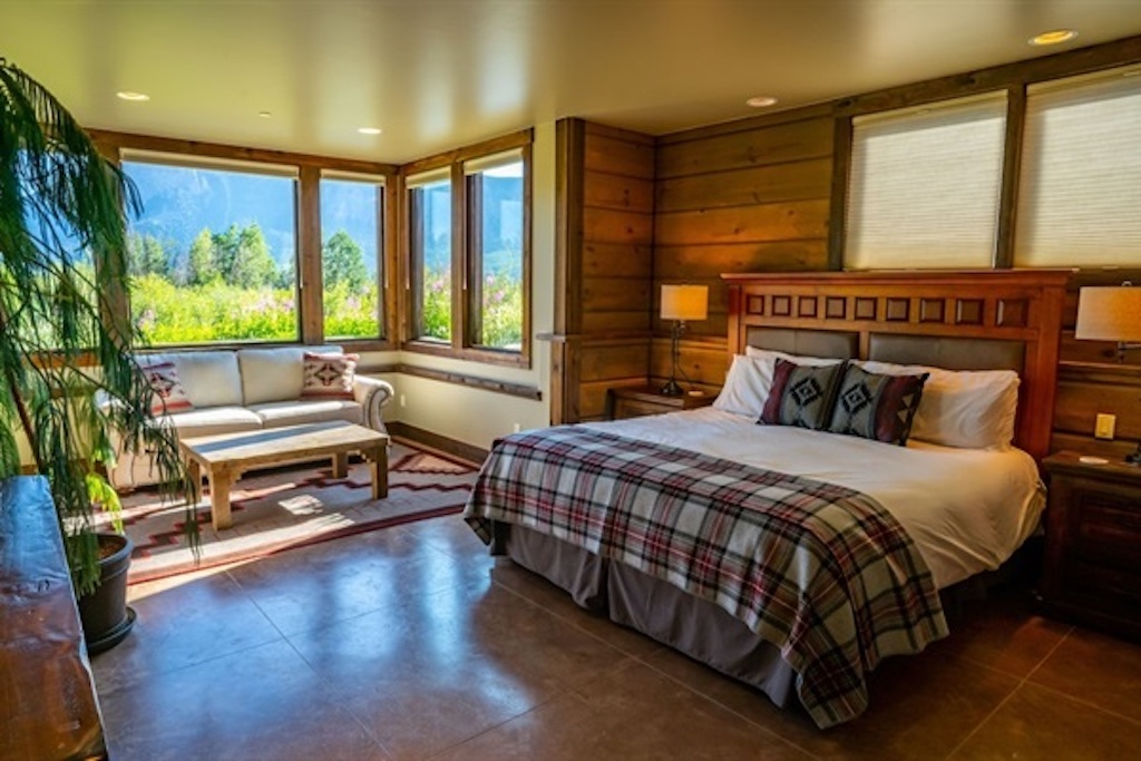 Junior Master with seating area and private bath