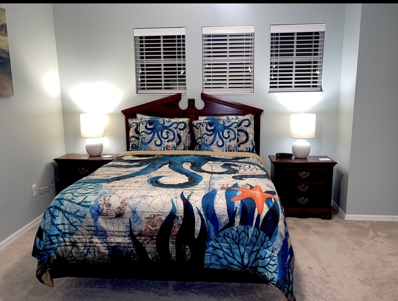 Queen Bedroom - soft comfy bed / tv, safe, can be an ensuite 