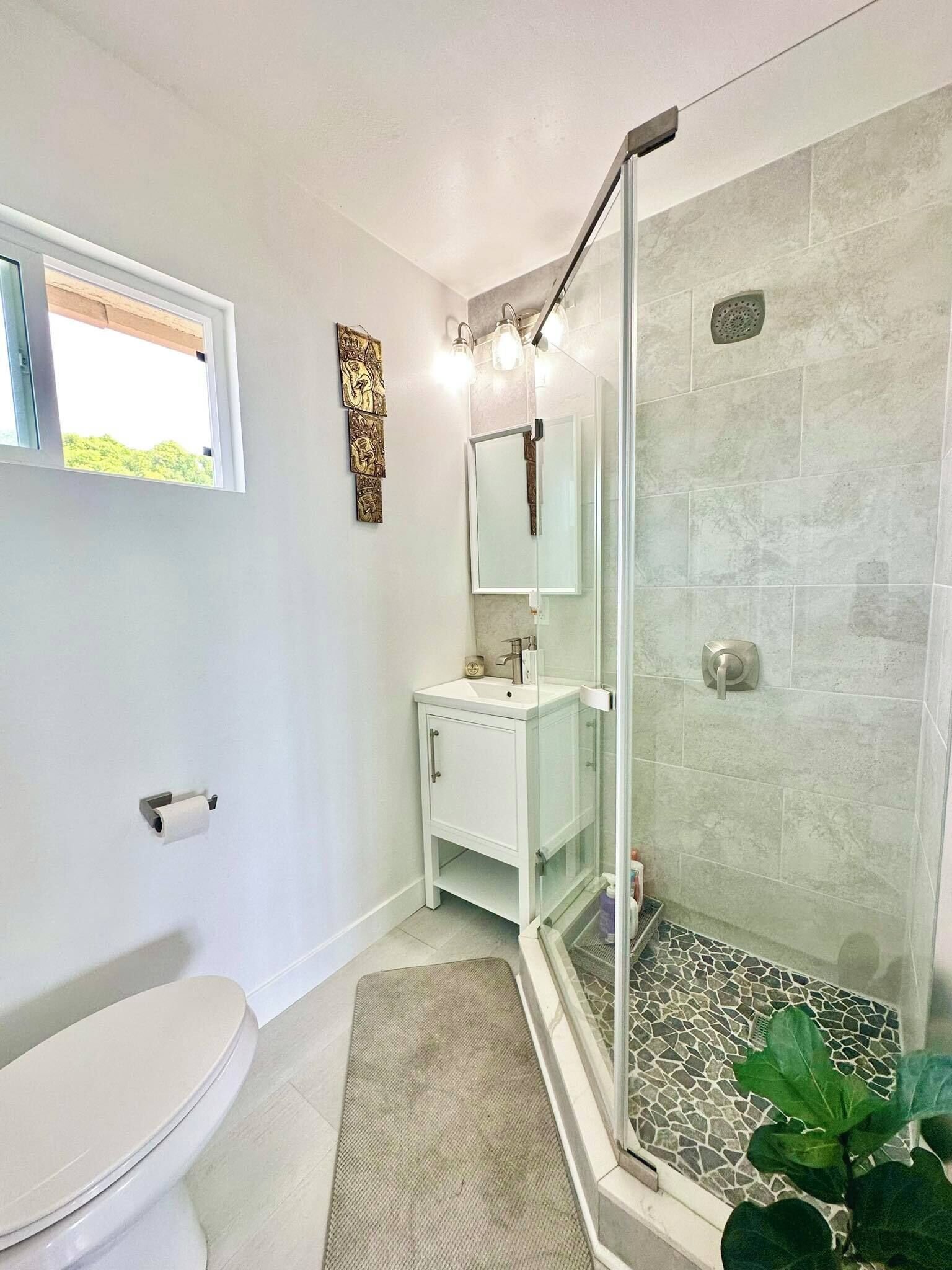 Upstairs Guest Bathroom w/Shower