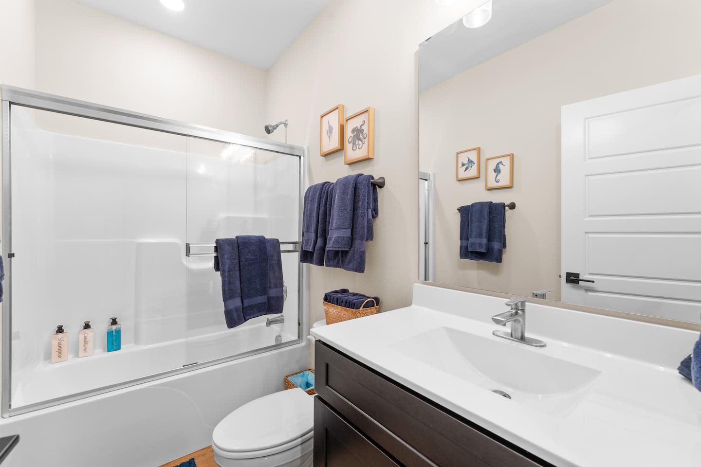 Modern bathroom with tub/shower