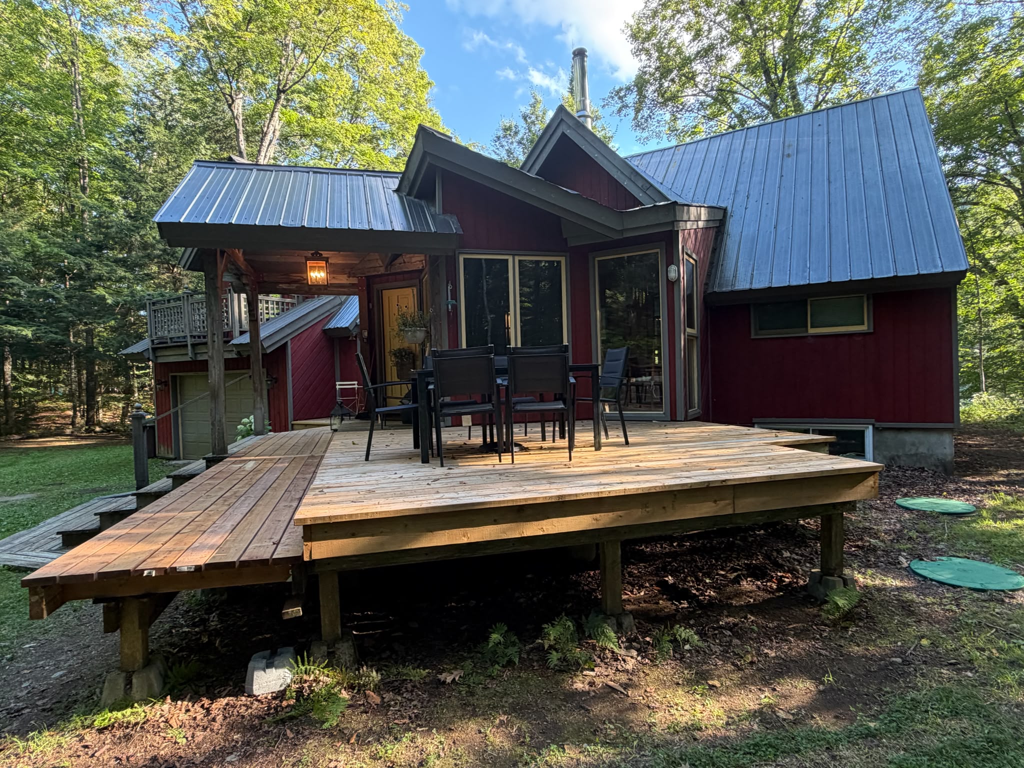 Cottage side deck with seating for outdoor dining