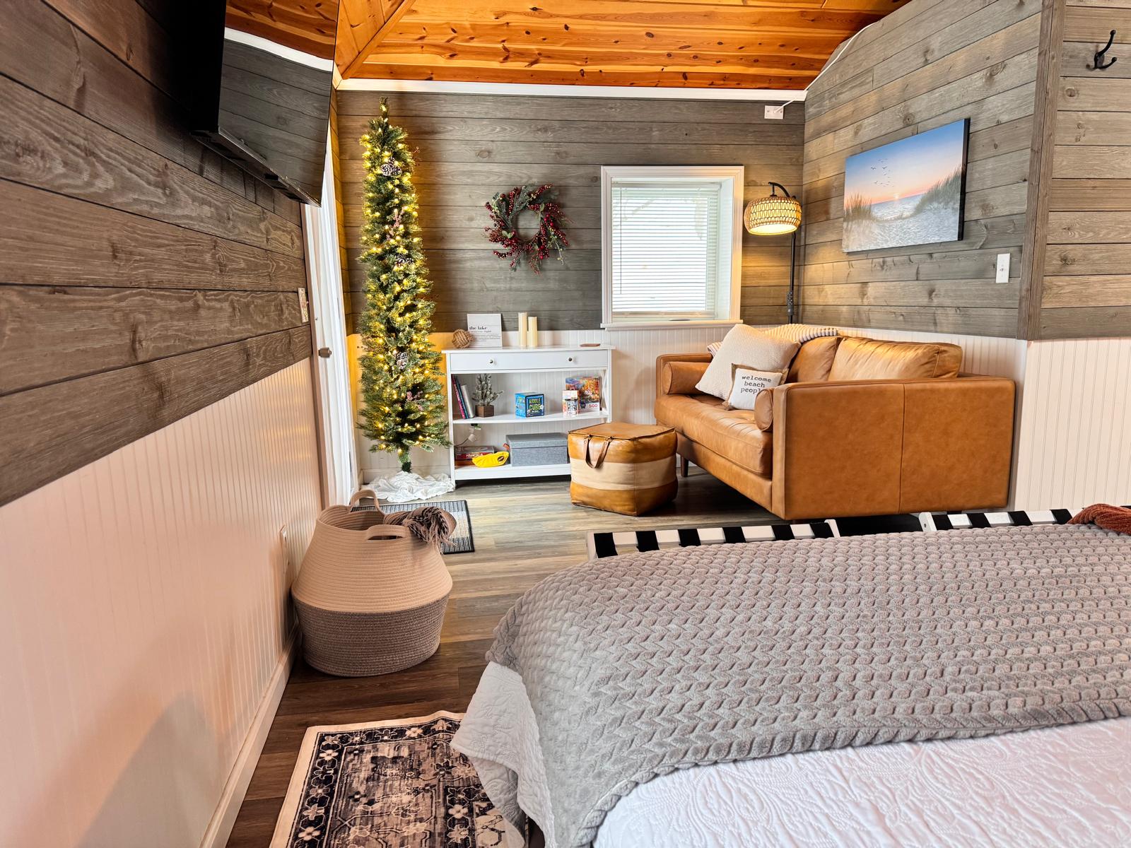 Duet cottage - Curl up on the modern leather sofa and enjoy the soft glow of the holiday lights