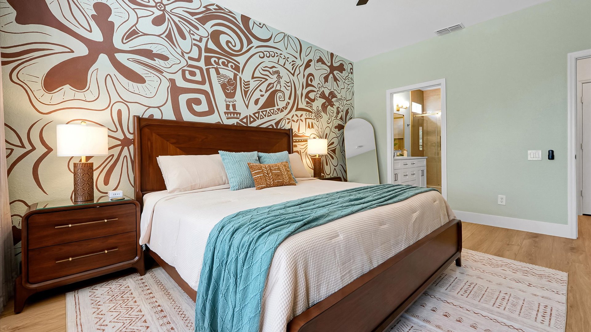 Moana King Suite: King-size bed framed by an impressive hand-painted Polynesian mural.