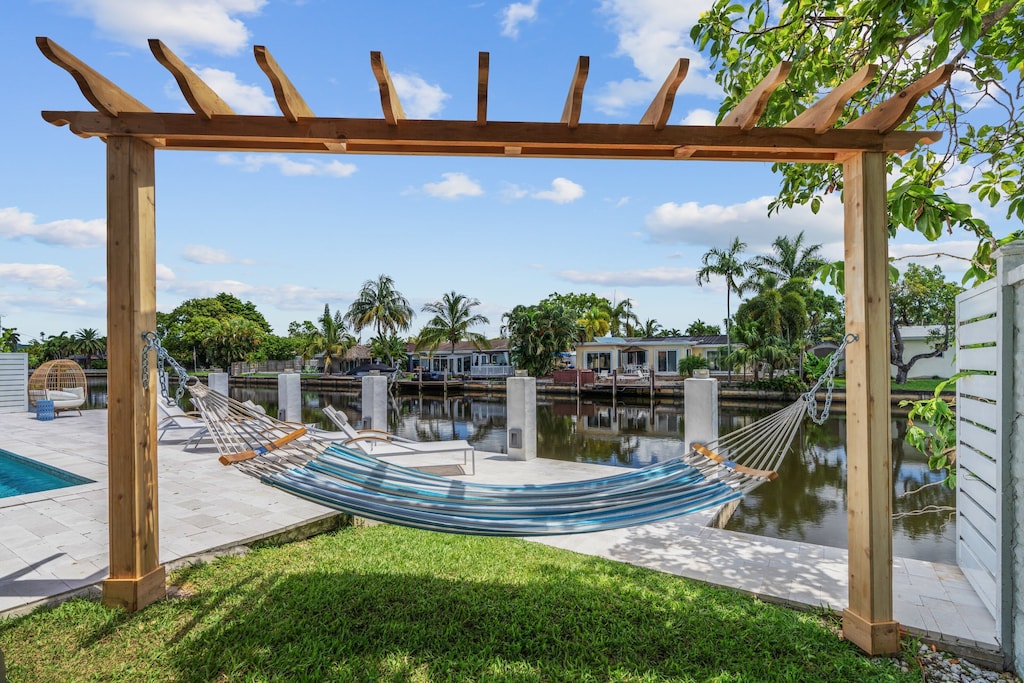 Custom pergola hammock on the canal! Enjoy the afternoon with a nap or a book.
