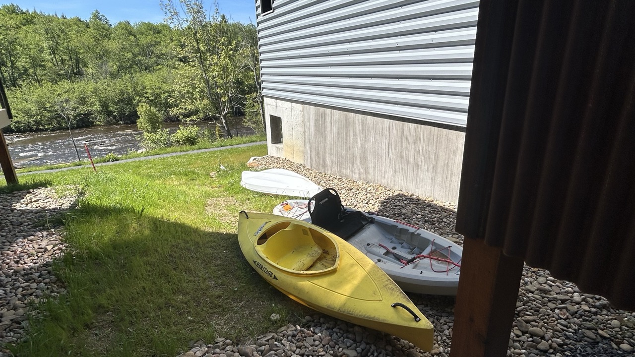 Kayaks, paddles, vests for your use