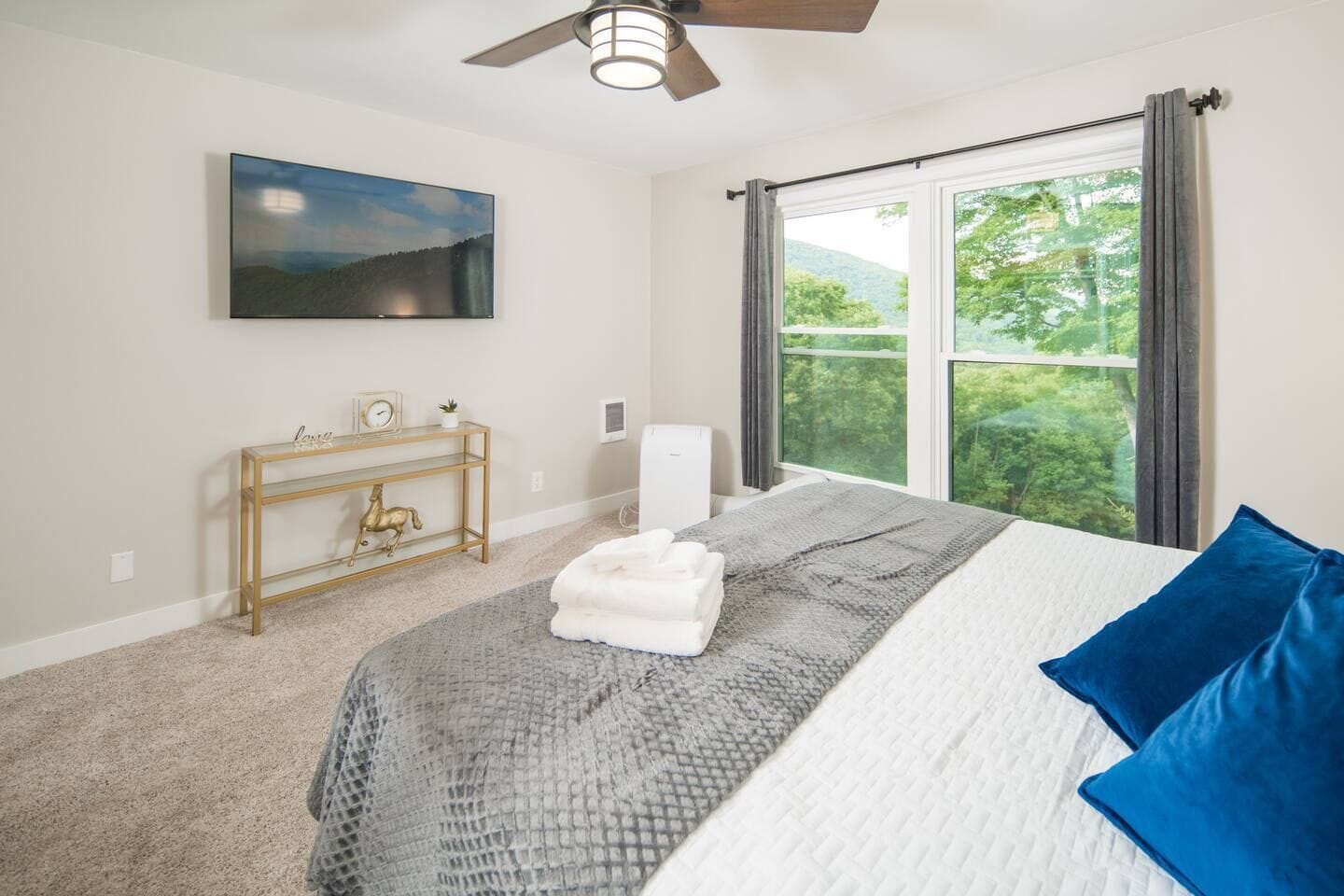 Unit 6: Bedroom #2 (King) Includes Roku TV (Hulu+, ESPN+, & Disney+)