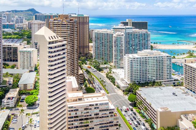 Perfectly situated between Ala Moana Beach Park and world-famous Waikīkī Beach, the Waikīkī Marina Apartments offer breathtaking views of the Pacific, Diamond Head, and Honolulu’s vibrant skyline. Enjoy the ultimate island getaway just steps from shopping,