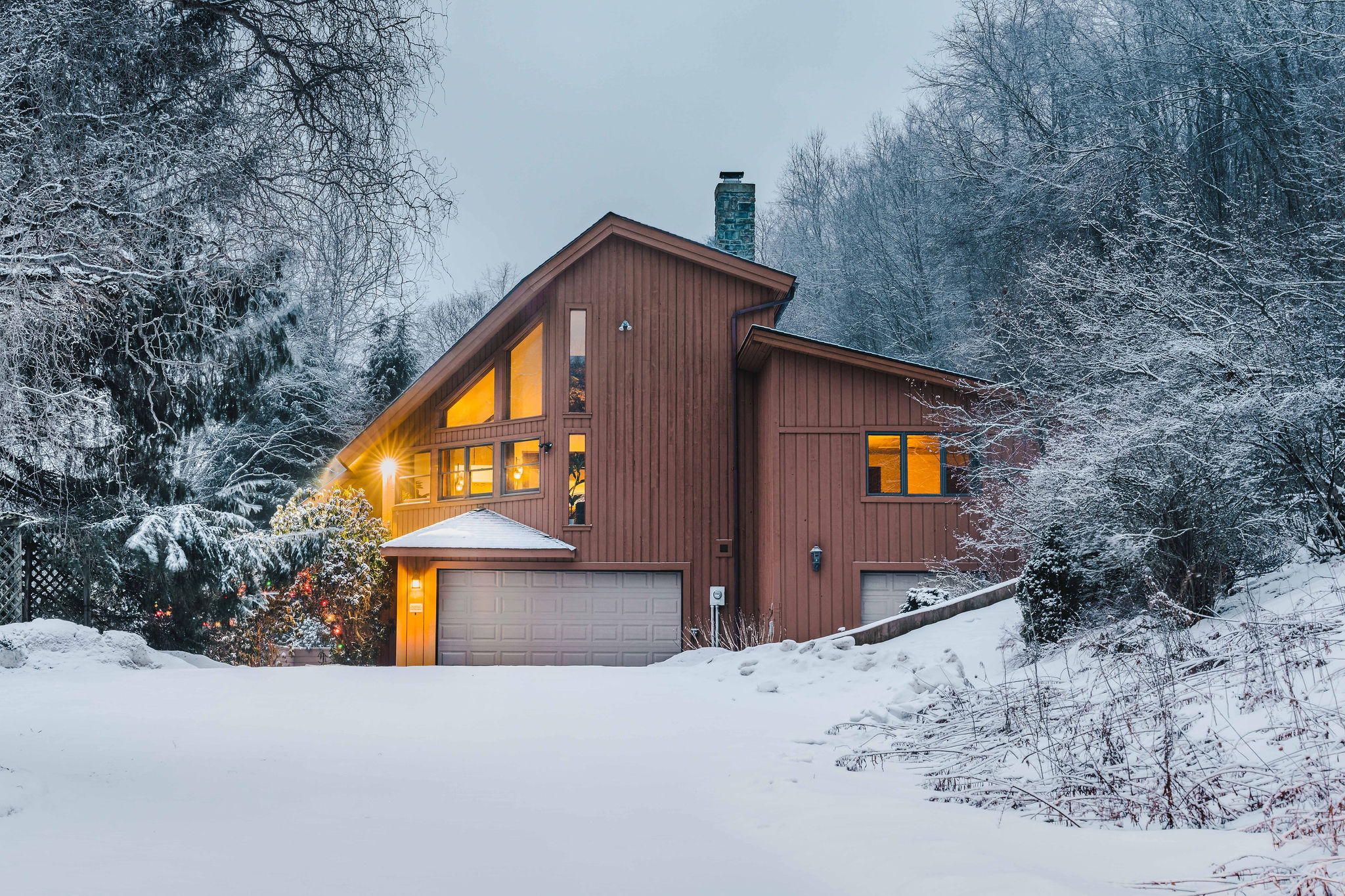 Arrive to a warm glow in the heart of the forest—Cosmic Ridge Retreat welcomes you home after a day of exploring Pennsylvania’s Dark Skies.