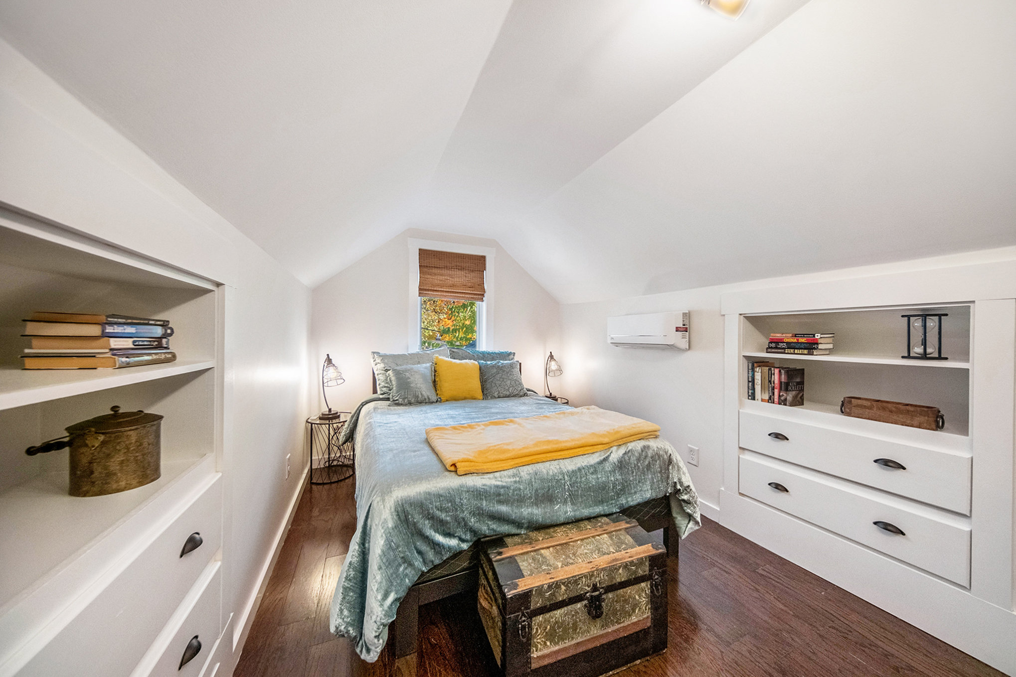 Bedroom 1, Queen, Twin XL, Twin sleeper chair.