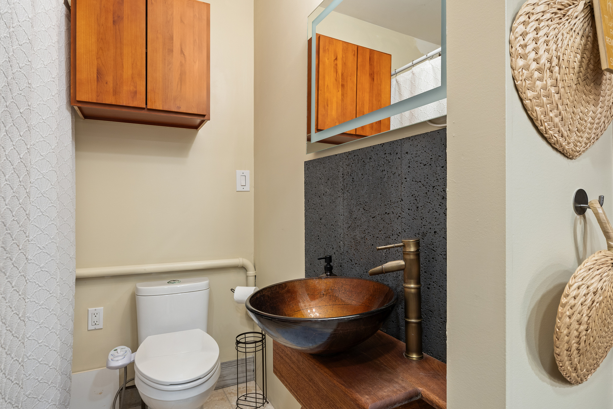 Half bathroom in Ohana Studio