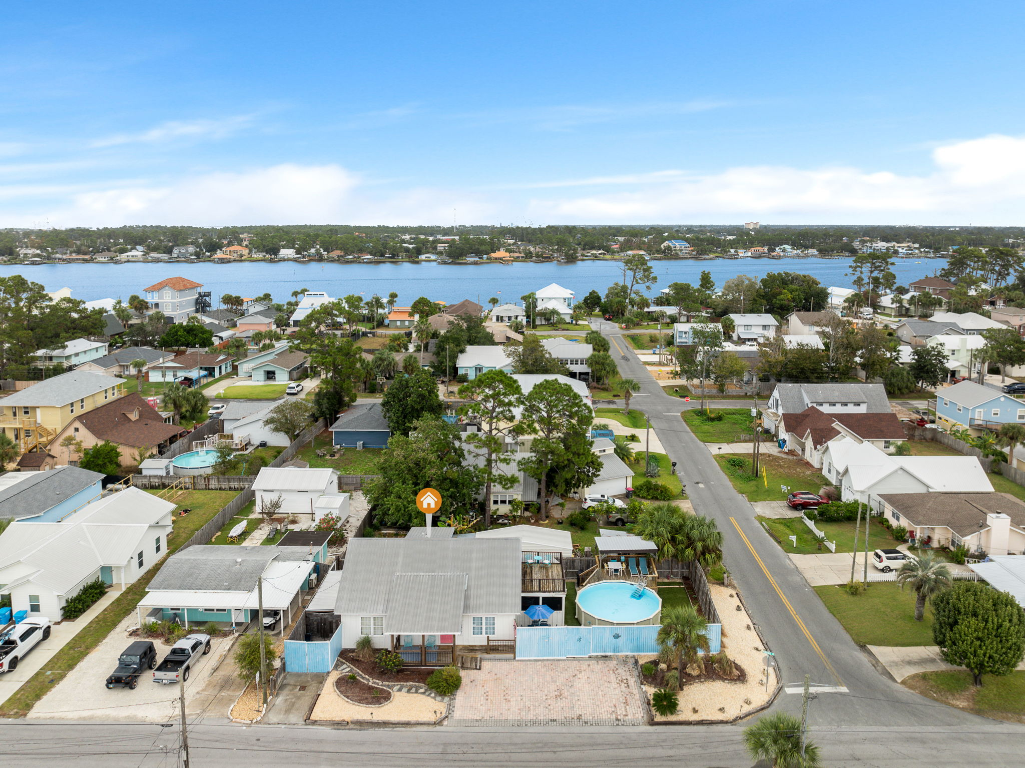 Aerial, street view, dual-water proximity