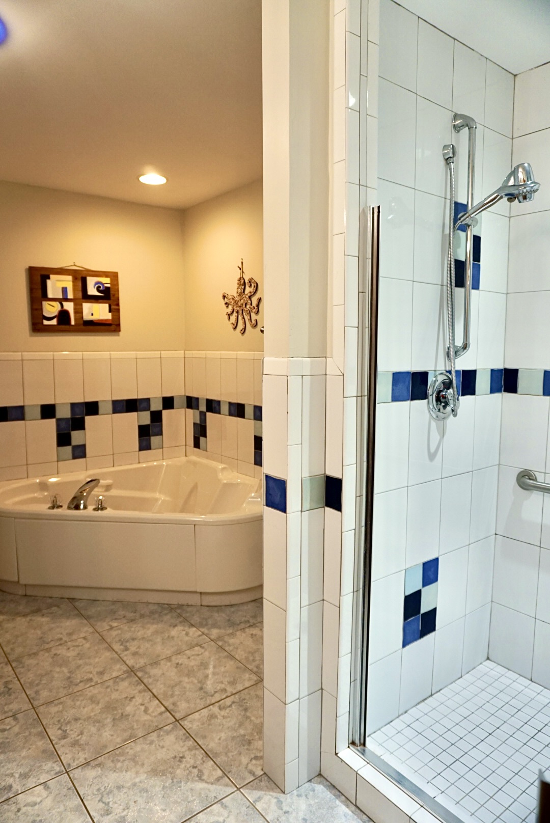 Relaxing Retreat: Indulge in the spa-like tub and modern shower for ultimate relaxation!
