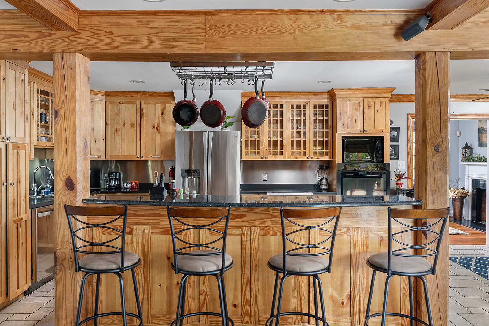 Kitchen: Entertain with style in this spacious kitchen featuring sleek finishes and ample seating!