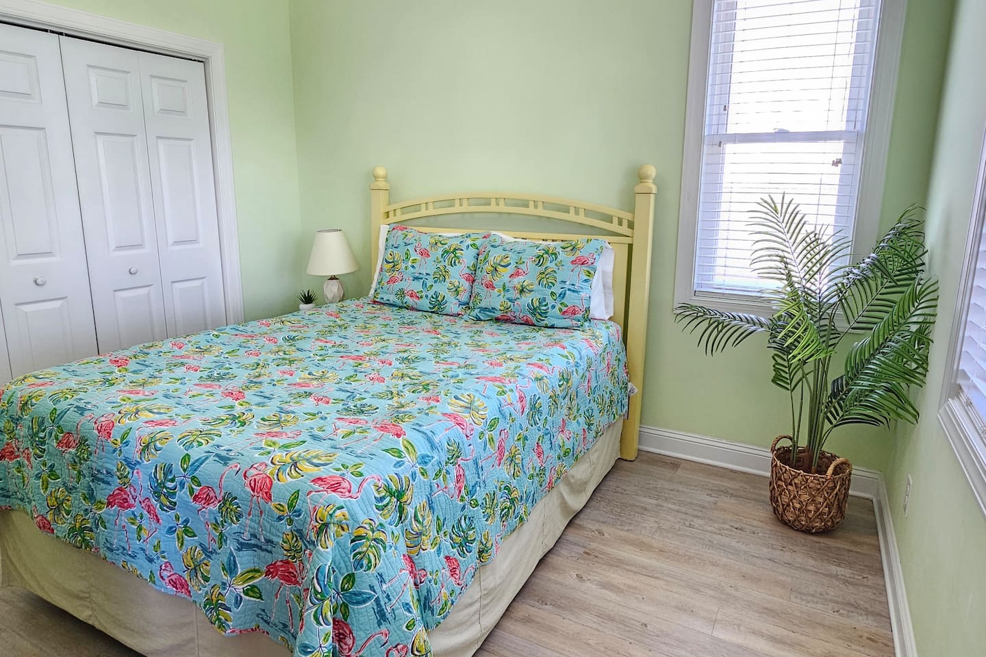 Queen room bedroom upstairs. See the ocean from your room. TV with Roku. Bathroom across the hall and balcony is right outside of the bedroom door.
Linen and towels provided. Highspeed wifi