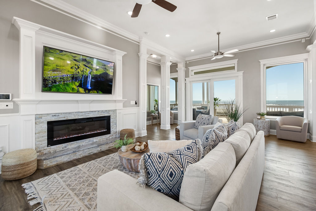 Bright living space as you walk into the home