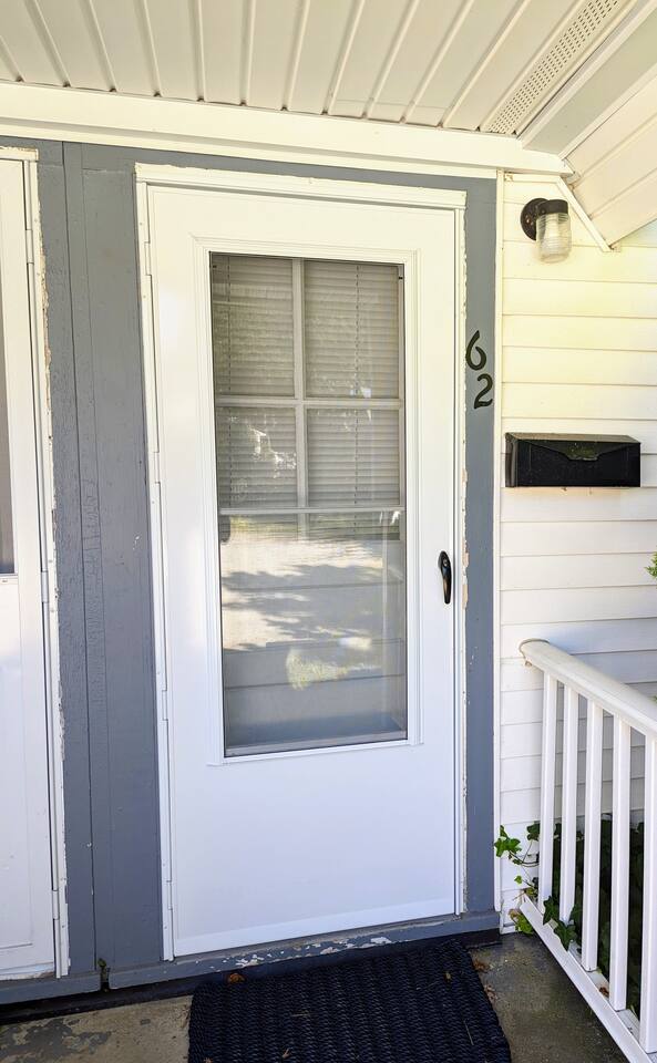 Private entrance from the driveway 