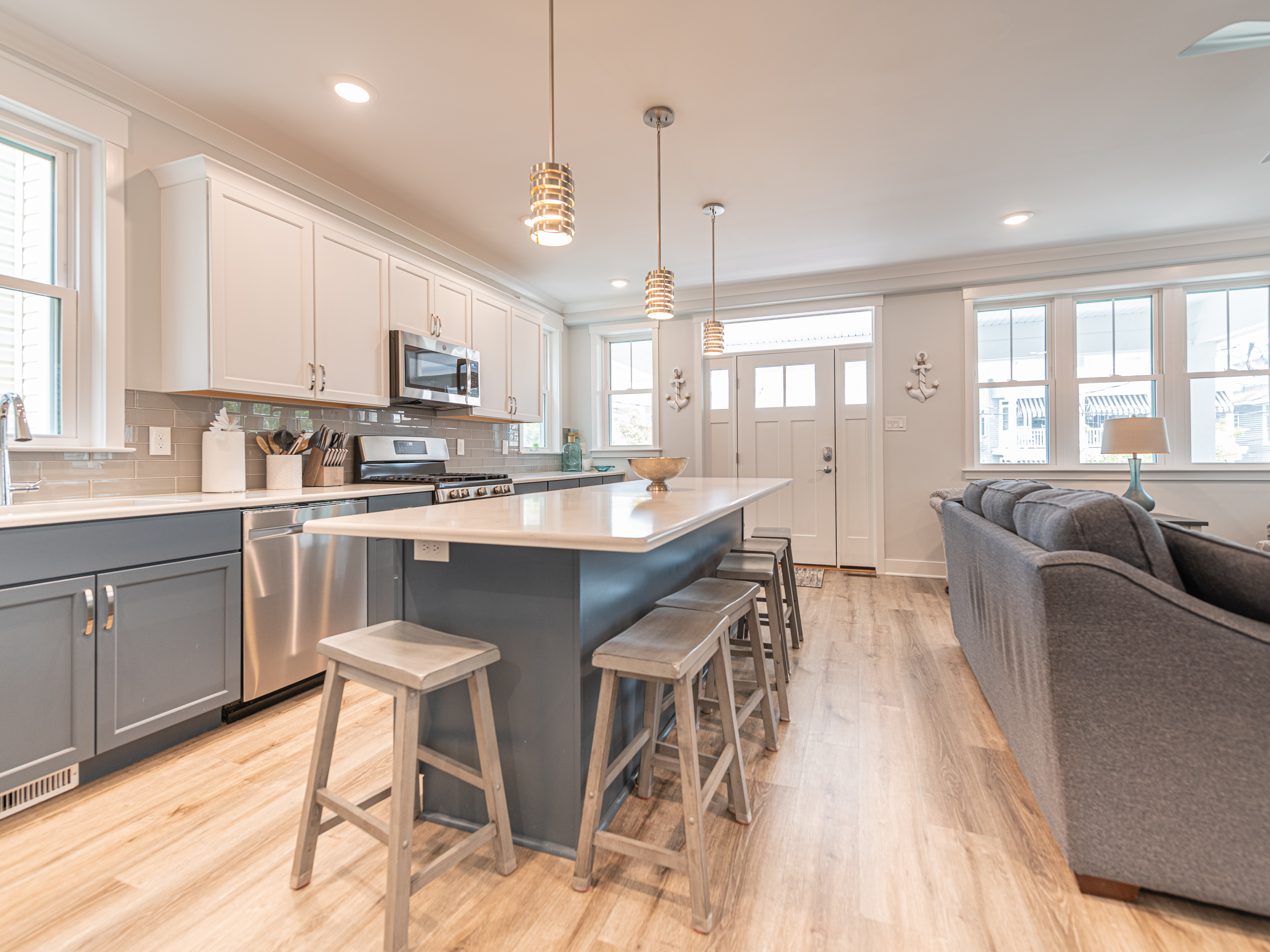 Upgraded kitchen w/ large island