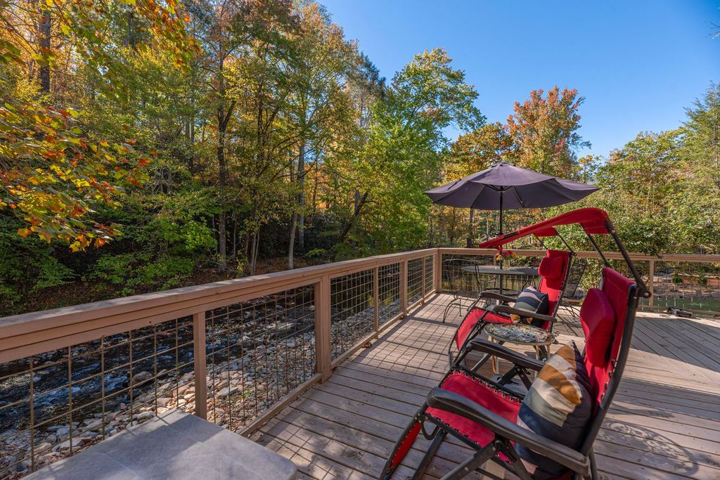 As you can imagine, this spot has hosted many a morning coffee and perhaps a cocktail or two. 