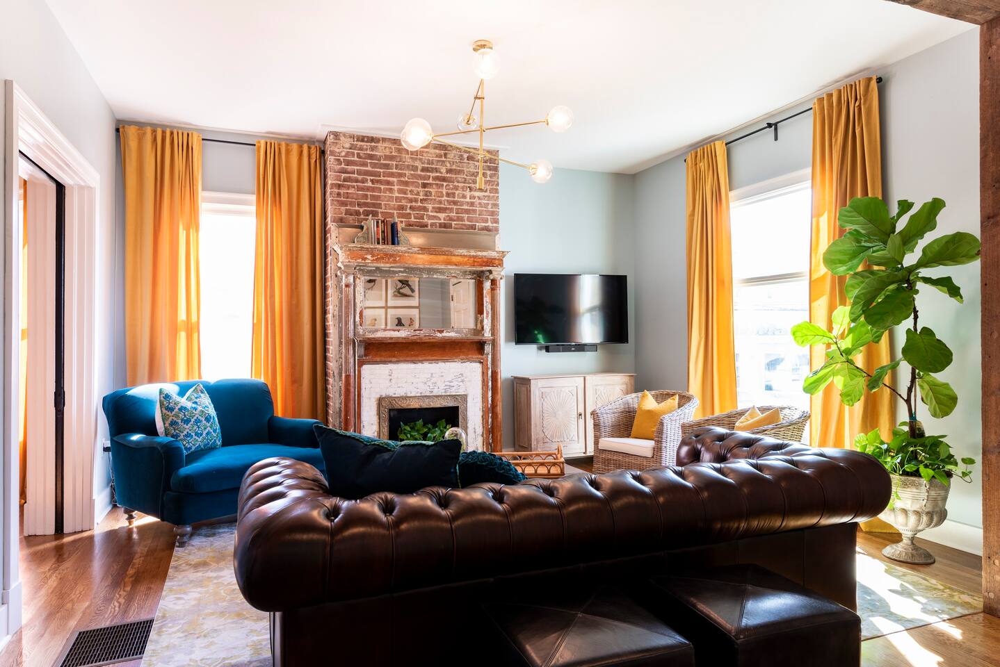 Family Room*1st Floor*55" Smart TV/Bluetooth Speakers*Steps To The Best Dining In Lousville!