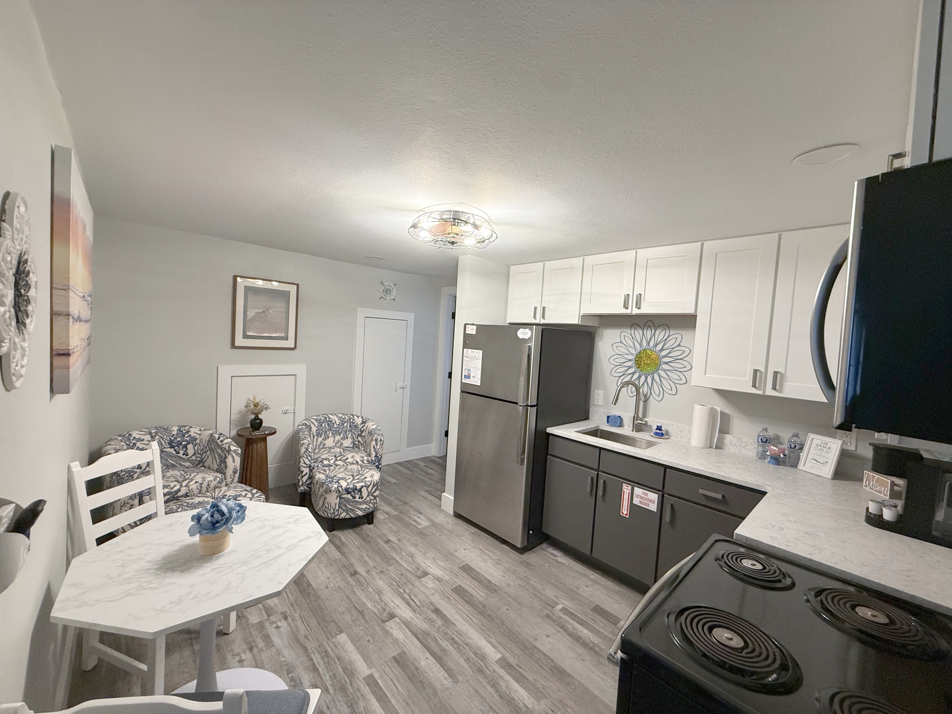 Biltmore Beach Aloft (3rd floor) kitchen with seating and dining table