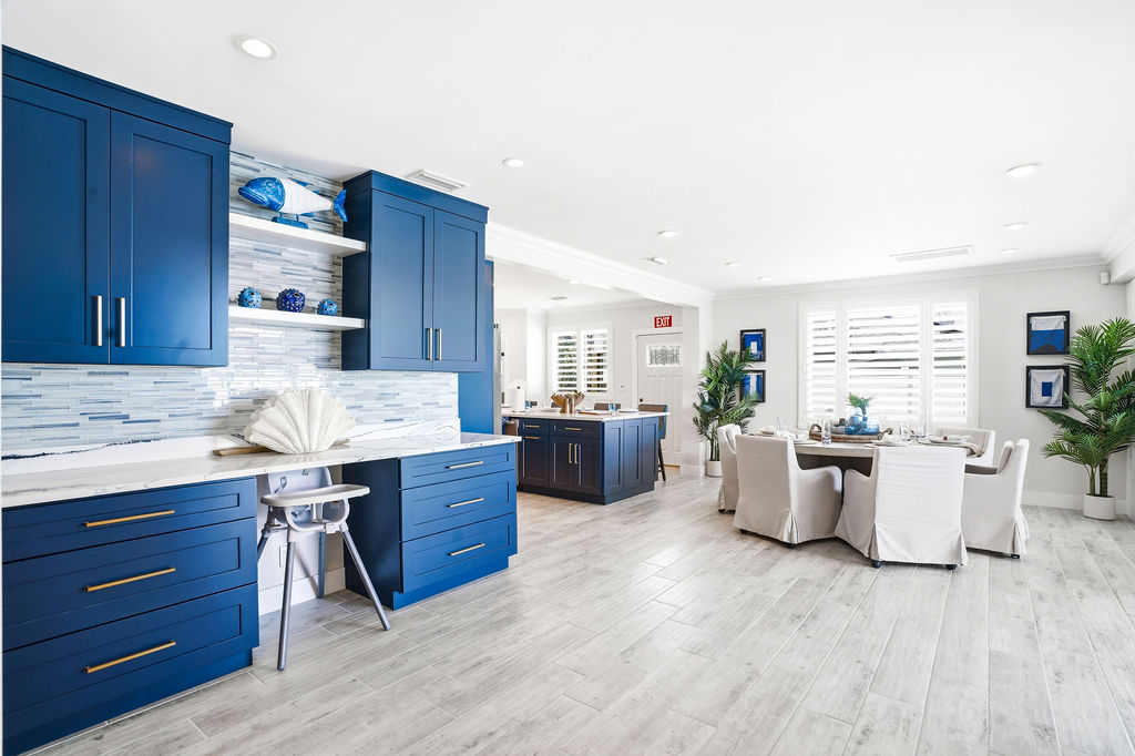 This spacious 6 person dining area at The Yacht Club is perfect for shared meals, features a high chair, as well as seating at the island in the kitchen.