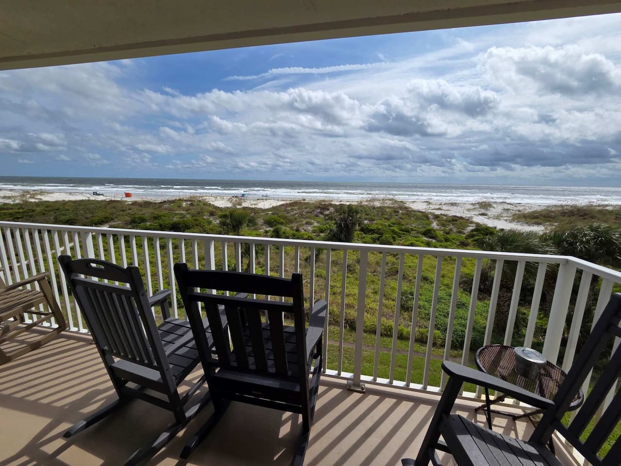 Beach Condo Near St. Augustine • Walk to the Beach, Pool & Coastal Attractions • Breathtaking views !