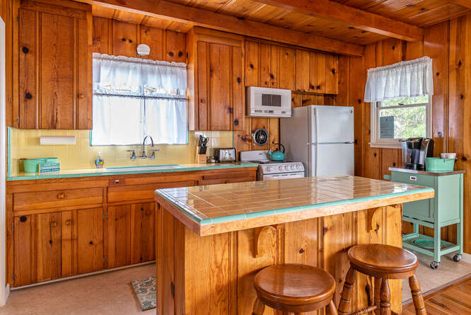 Kitchen w/ island