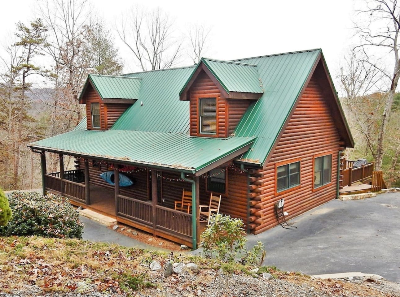 Front view of the cabin when pulling into the driveway