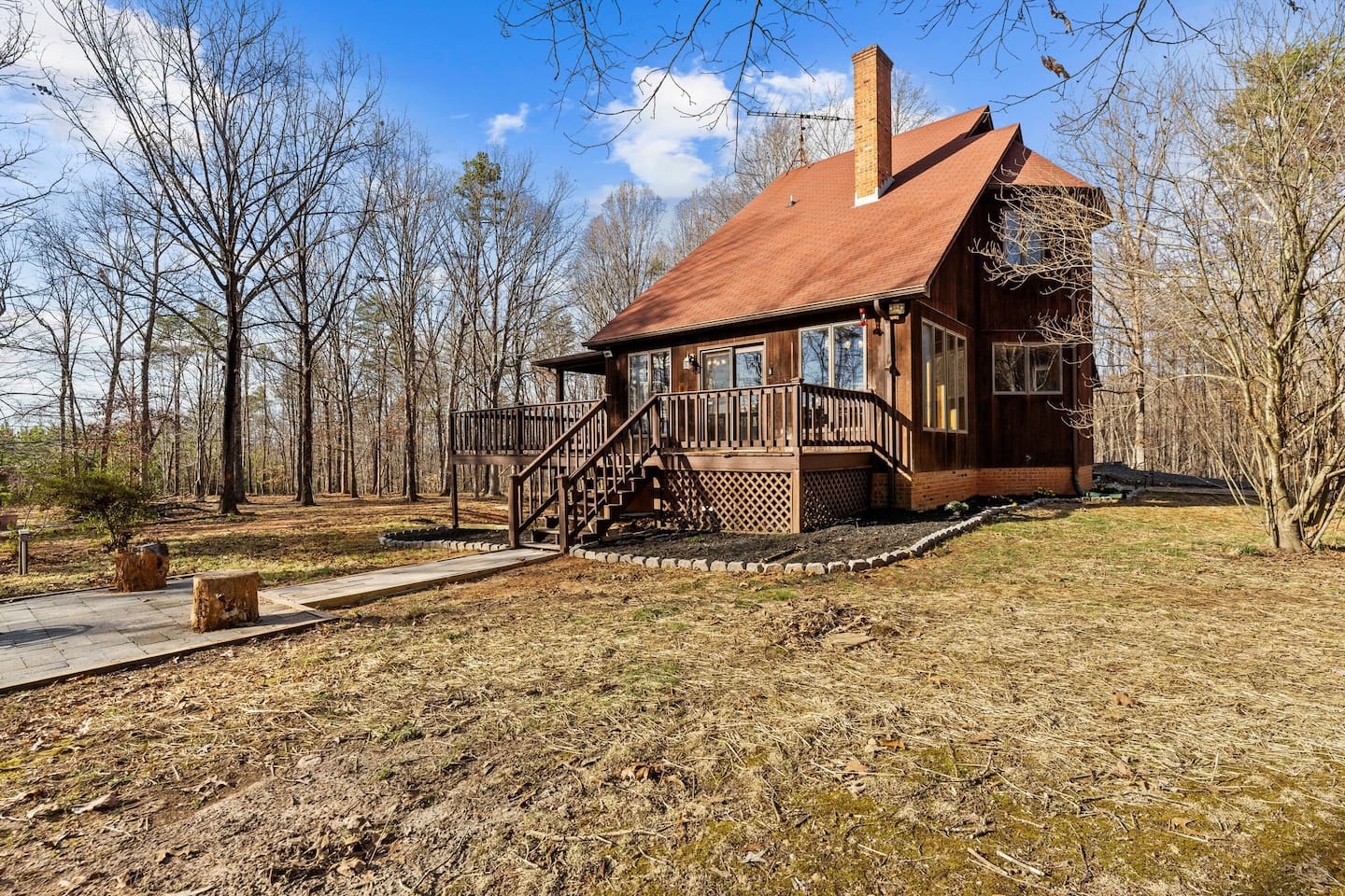Charming Cabin Retreat: Nestled among trees, enjoy peaceful views and a welcoming wraparound porch!