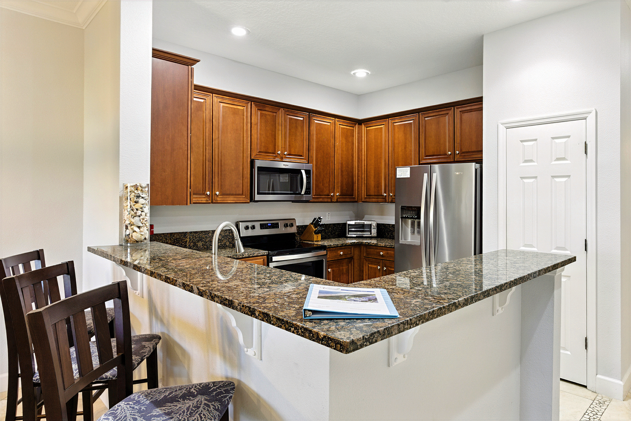 🍽️✨ A kitchen made for easy vacation living—spacious granite counters, stainless appliances, and a breakfast bar perfect for morning coffee, quick snacks, or gathering while dinner’s cooking. ☕🍳
