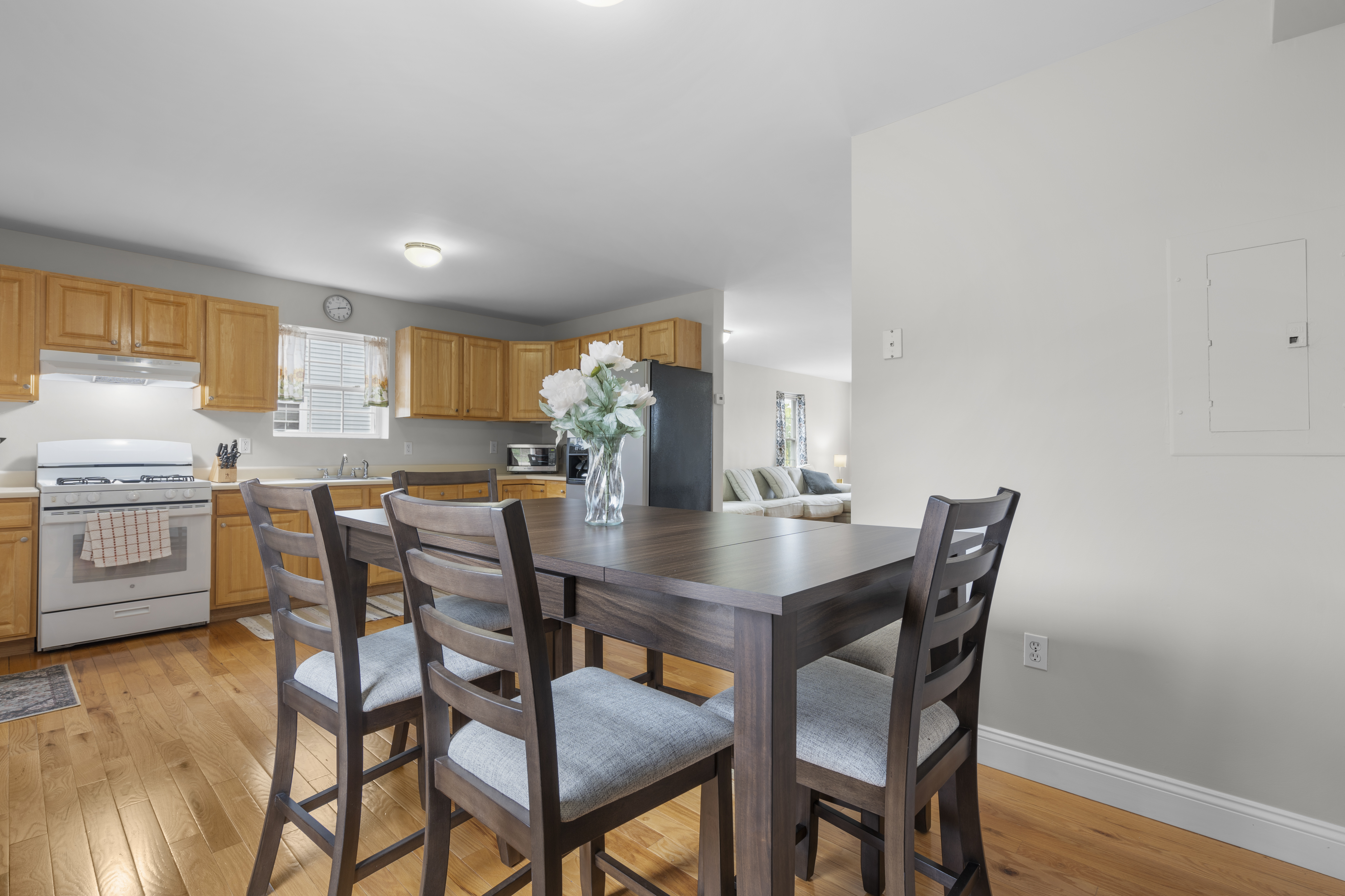 Beautiful Waterfront 4 Beds, 1.5 Bathroom Unit — New Haven, CT — vacation rental