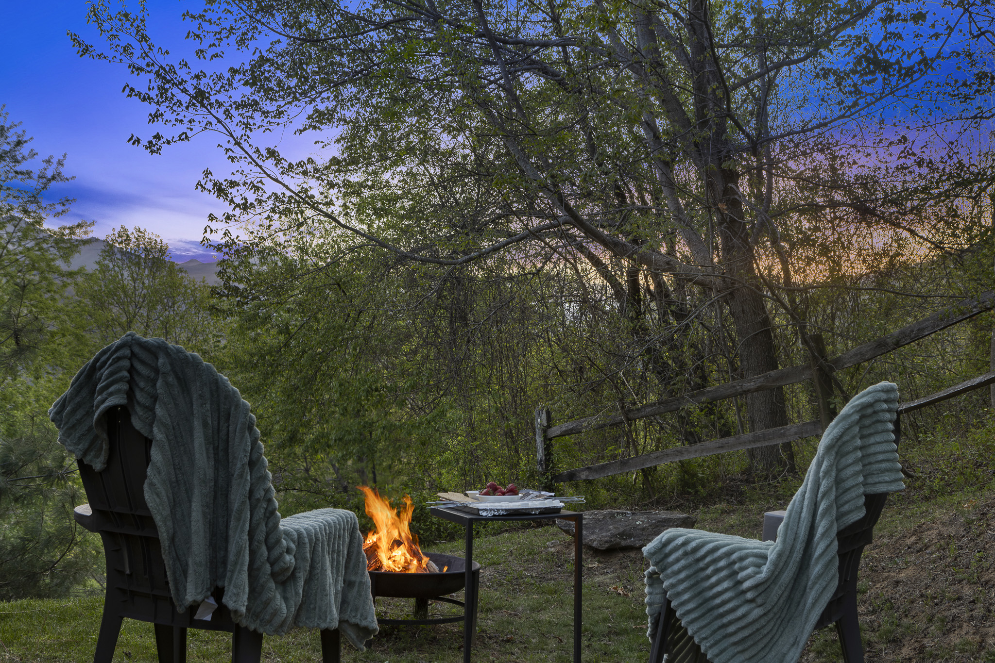 Outdoor Lounge: Experience sunset views by the fire with friends and s'mores under the stars!