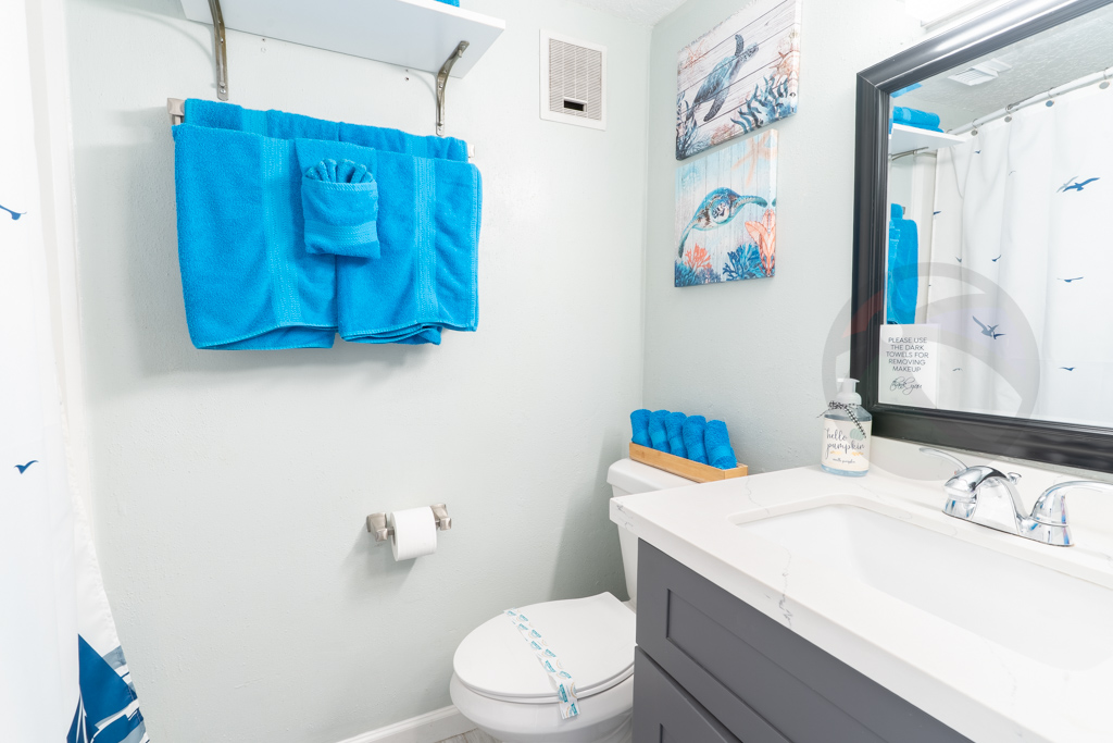 Full restroom with all the towels provided