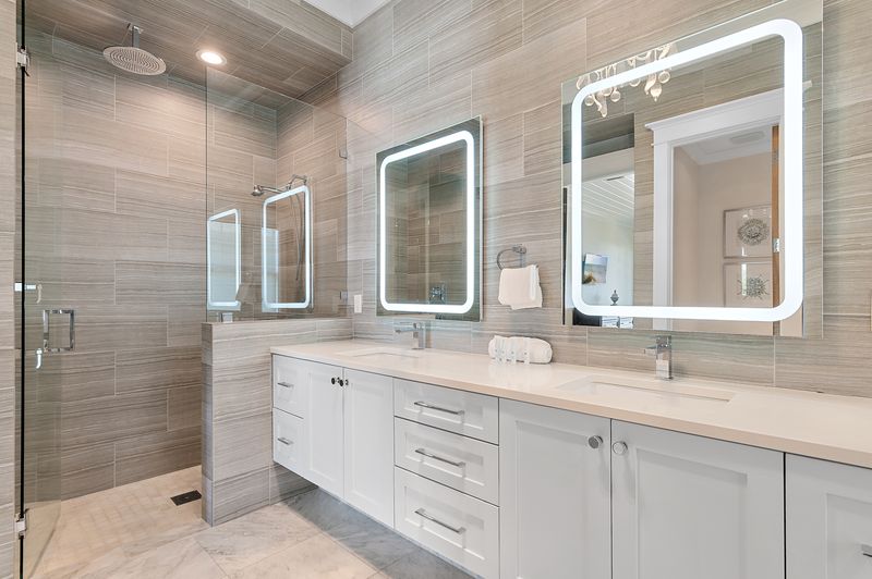 Bathroom 8: Private Bathroom with Shower and Tub