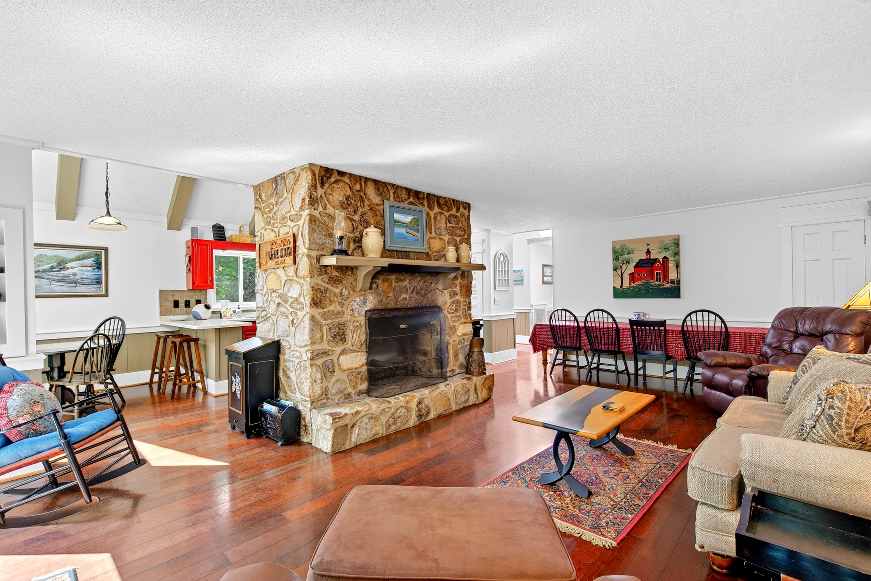 Large open floorplan with plenty of seating