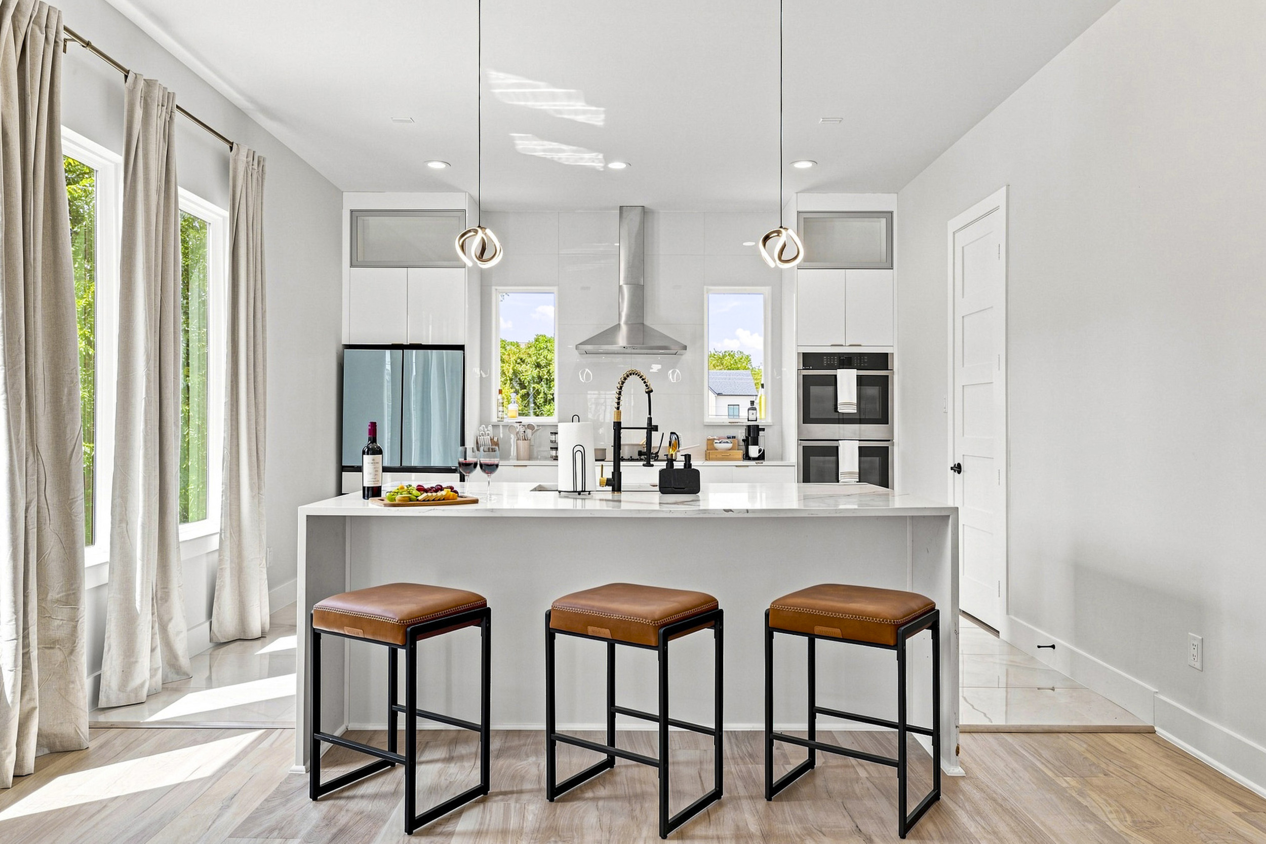 Sleek design, abundant natural light, perfect for culinary adventures with friends!