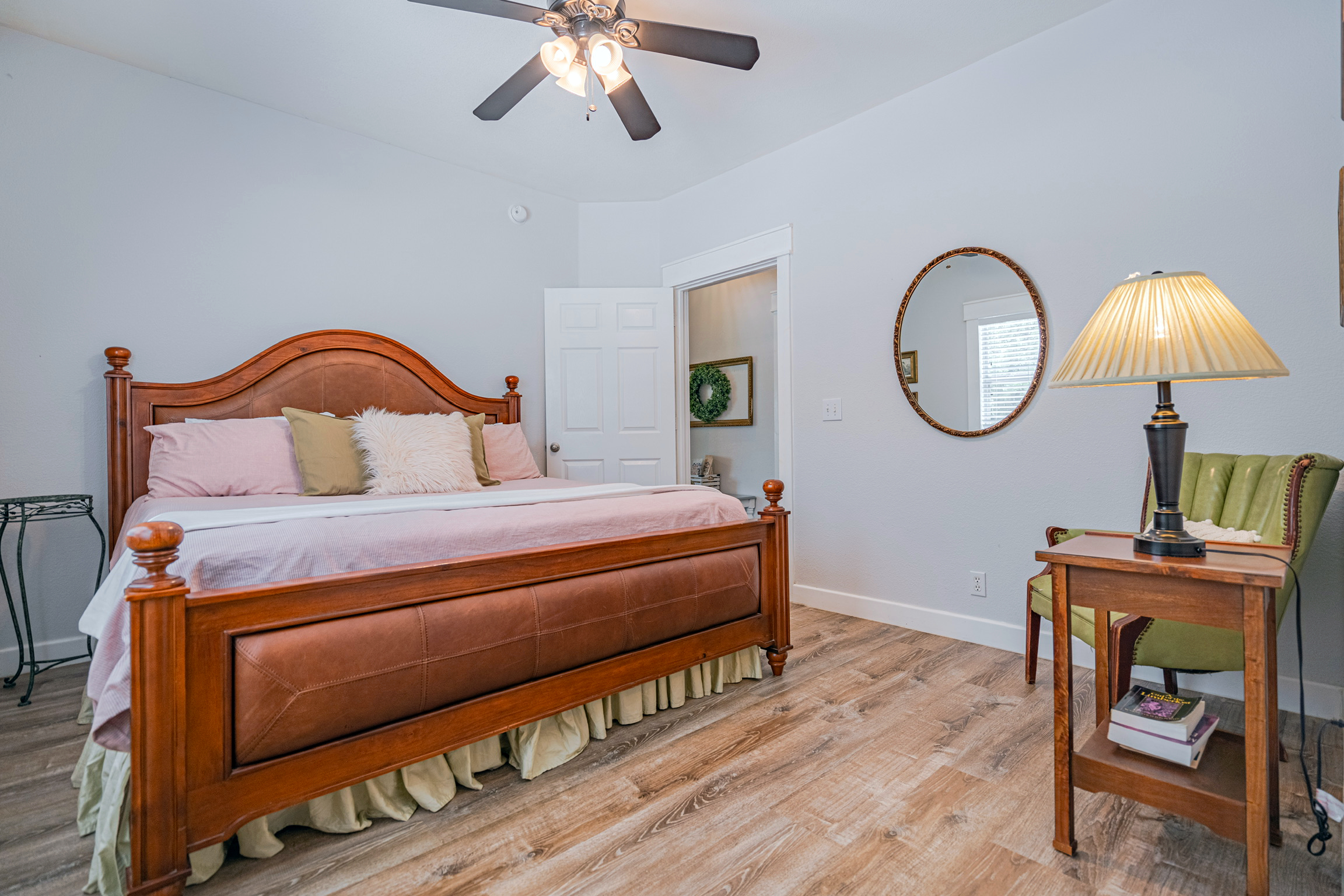 Cottage bedroom 1 - king bed and cot