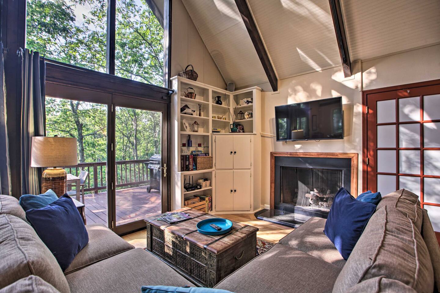 Unwind in front of the flat-screen TV and gas fireplace.