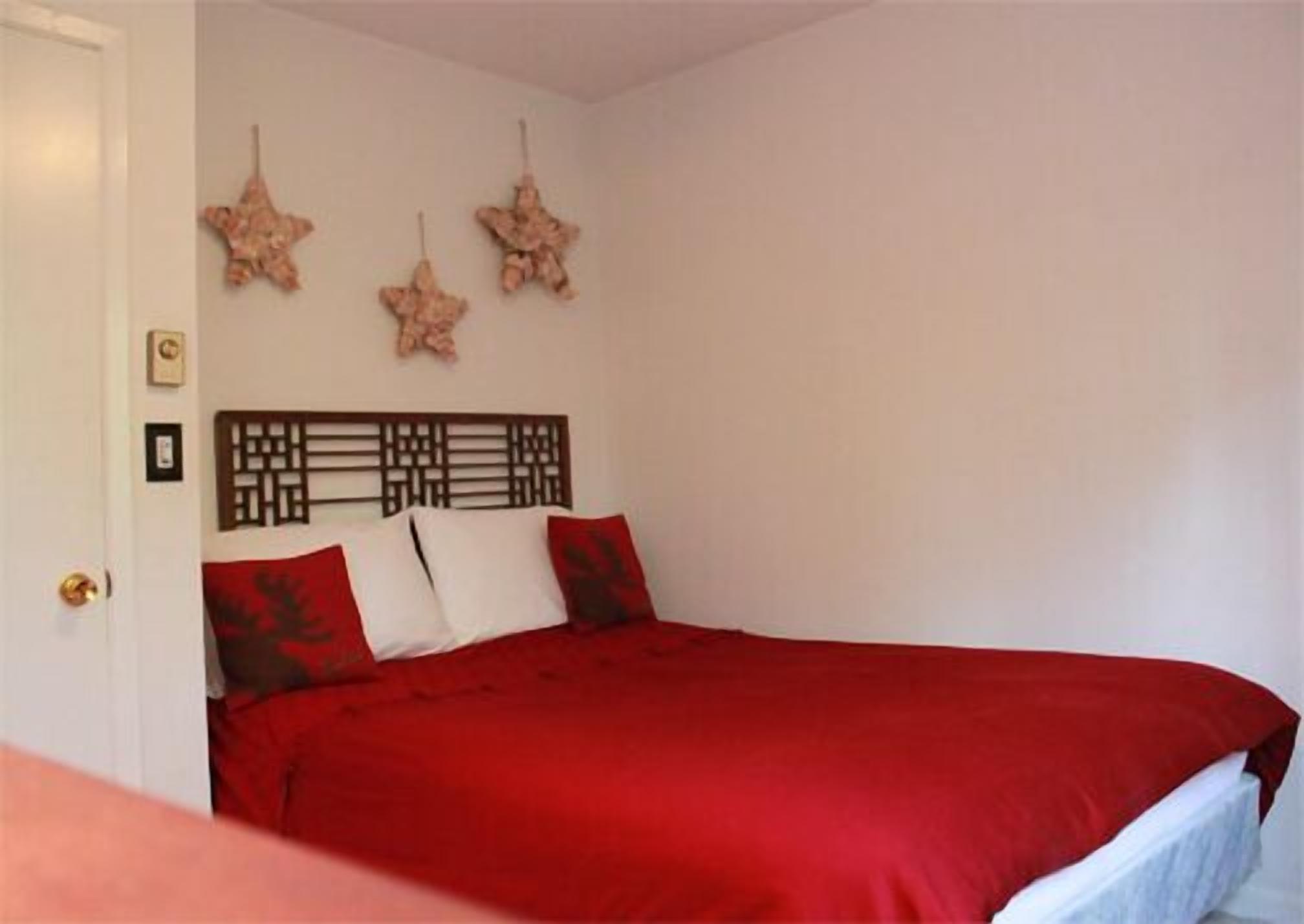Second bedroom\Queen Bed with Duvet, pillows and luxurious linens on main floor