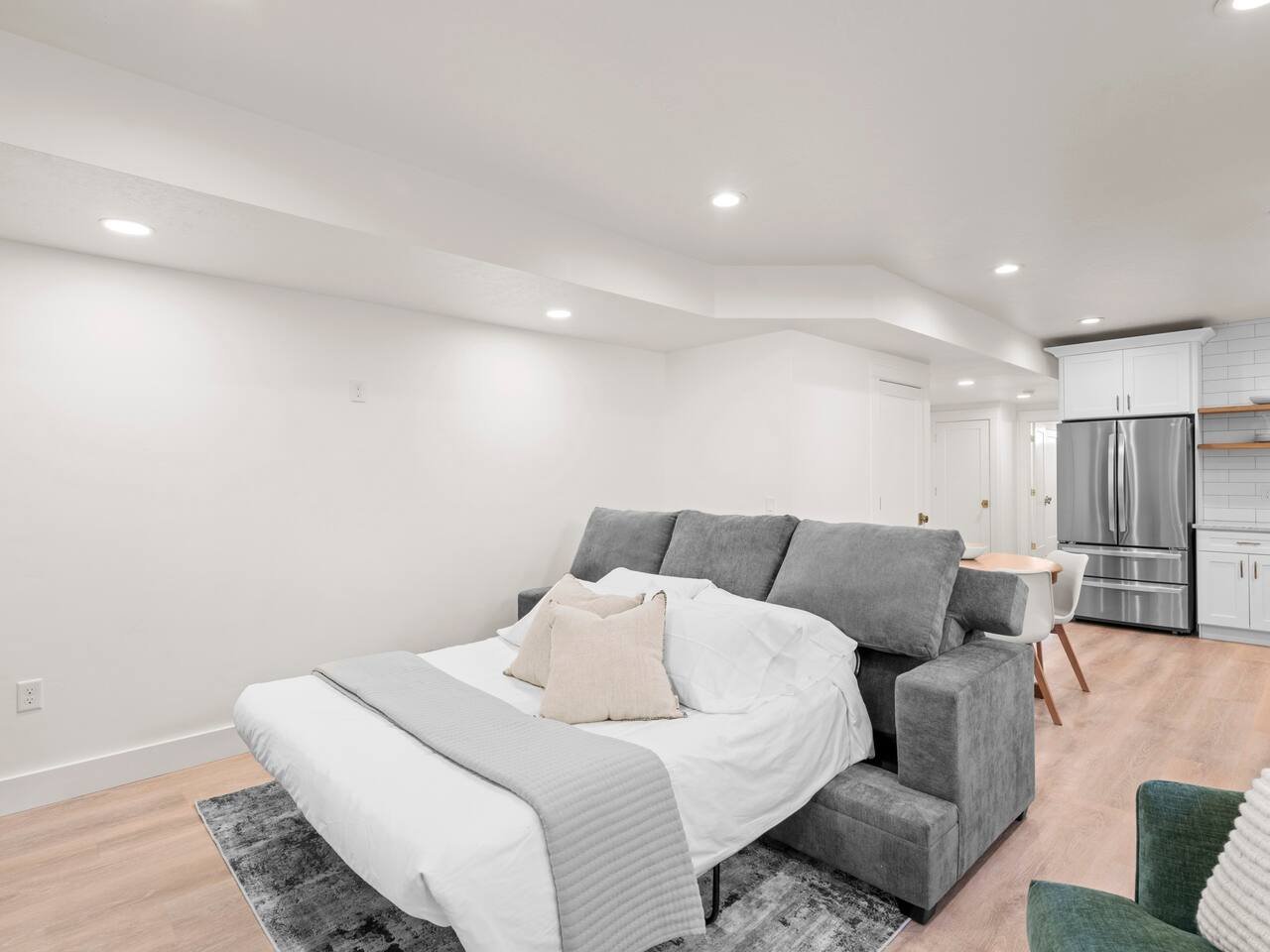 Roomy & Stylish Haven: Guesthouse Living Room