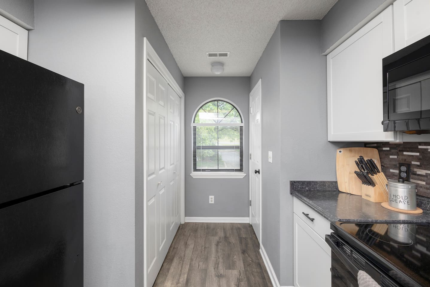 Kitchen: Bright and functional with modern appliances and a charming view to cook up vacation memories!