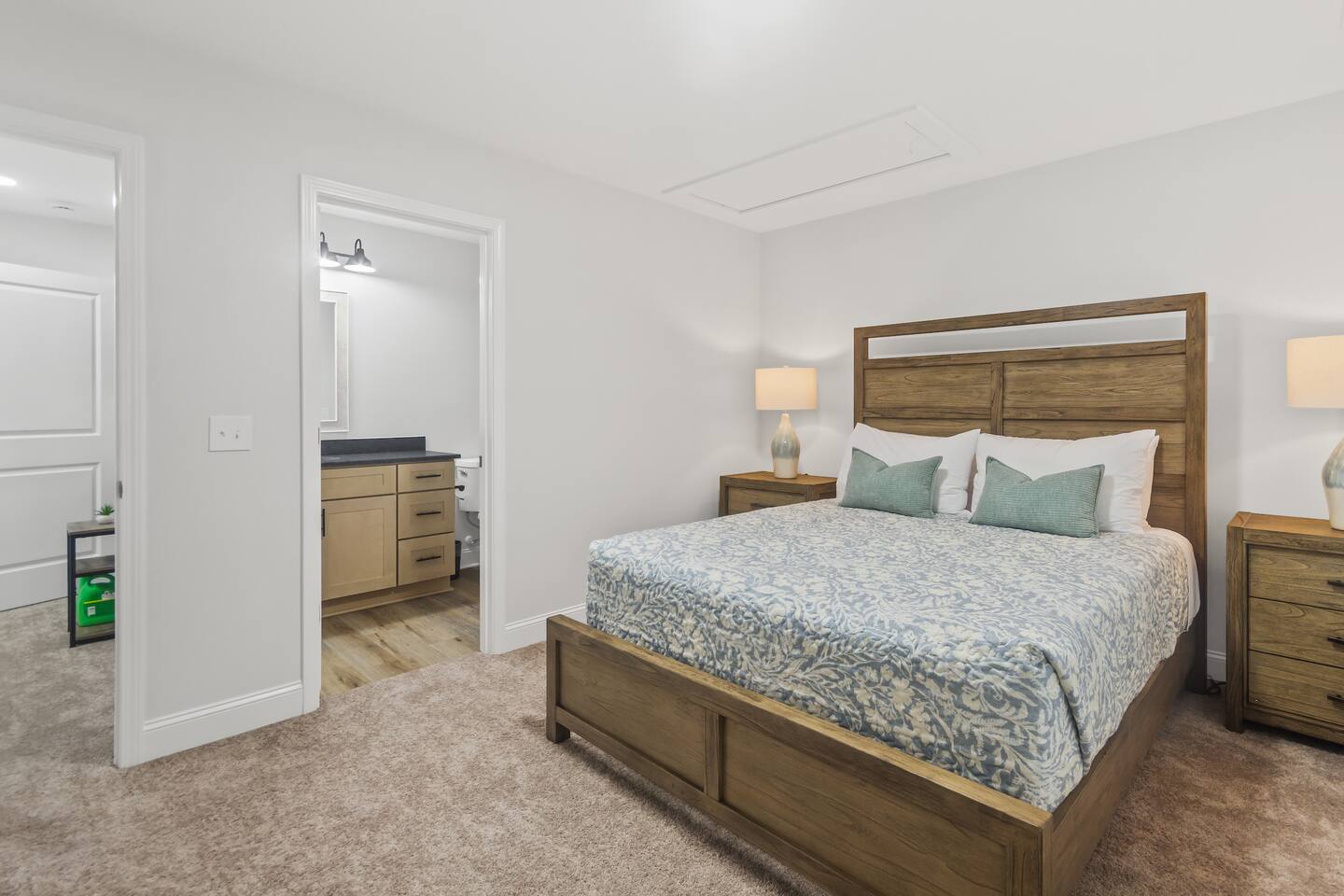 Queen bedroom - Unit A
